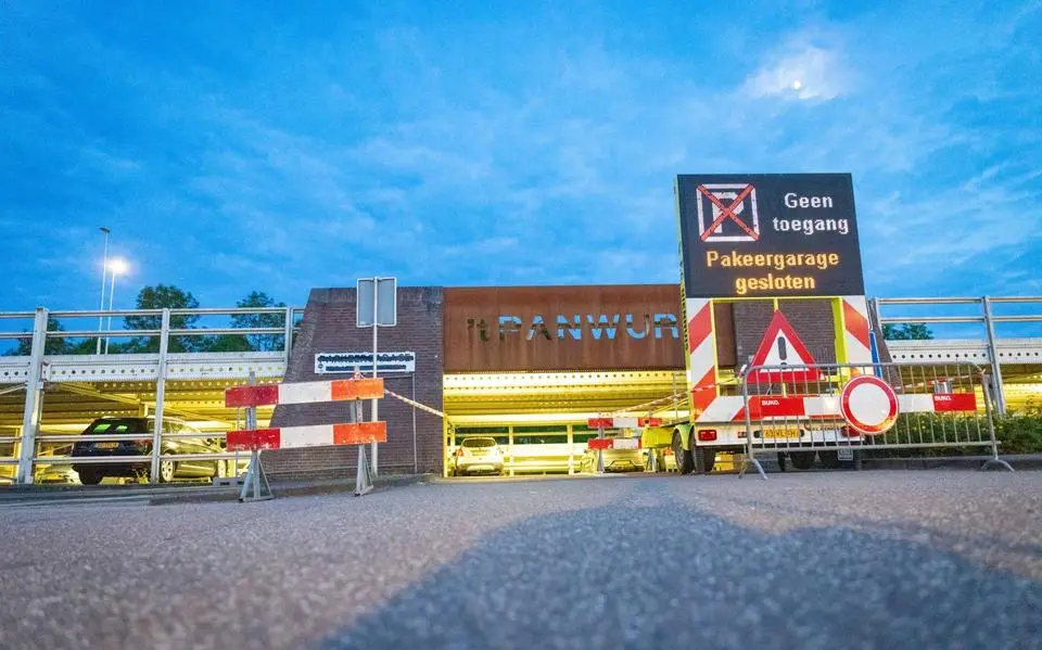 Parkeergarage in Dokkum ontruimd vanwege slechte staat. ‘Ik had dit wel verwacht’