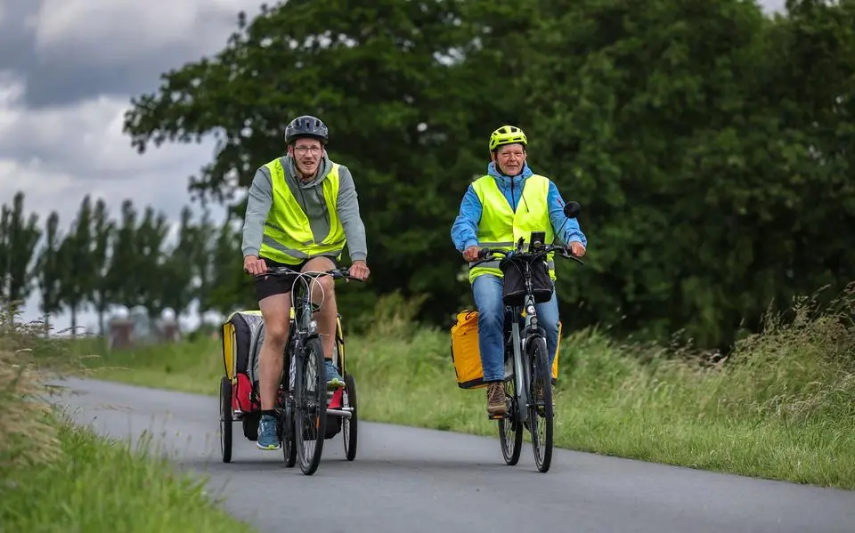 Sjoukje (57) en Nathan (26) trapten van Frankrijk naar Friesland, als warming-up voor de Fietselfstedentocht