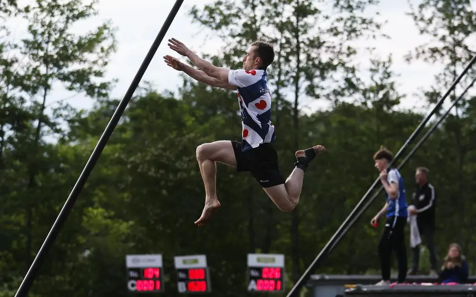 Fierljepper Bauke de Jong springt het verst op een waterkoude avond in Buitenpost