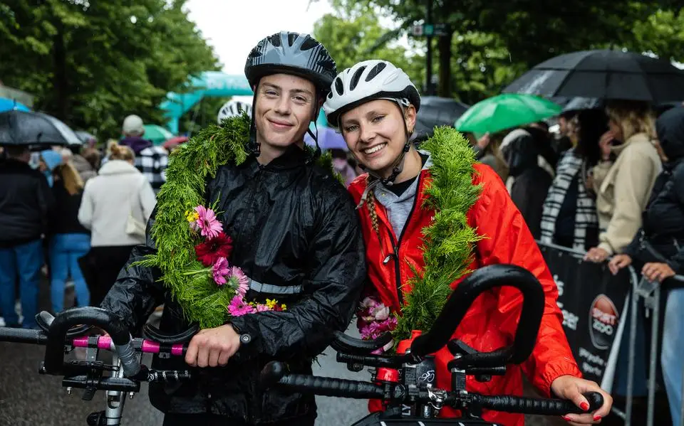 Drijfnatte kleding, verwaaide haren en toch een lach: zo finishten de deelnemers van de Stepelfstedentocht