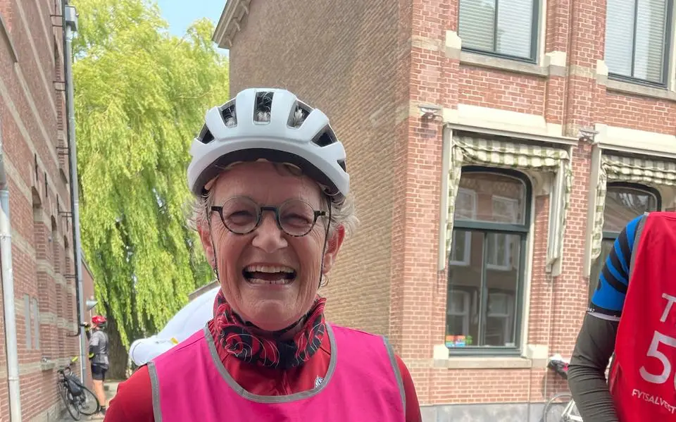 Tecla en Akke schrijven geschiedenis tijdens de Fietselfstedentocht: ‘Ik sloof my net út hear’