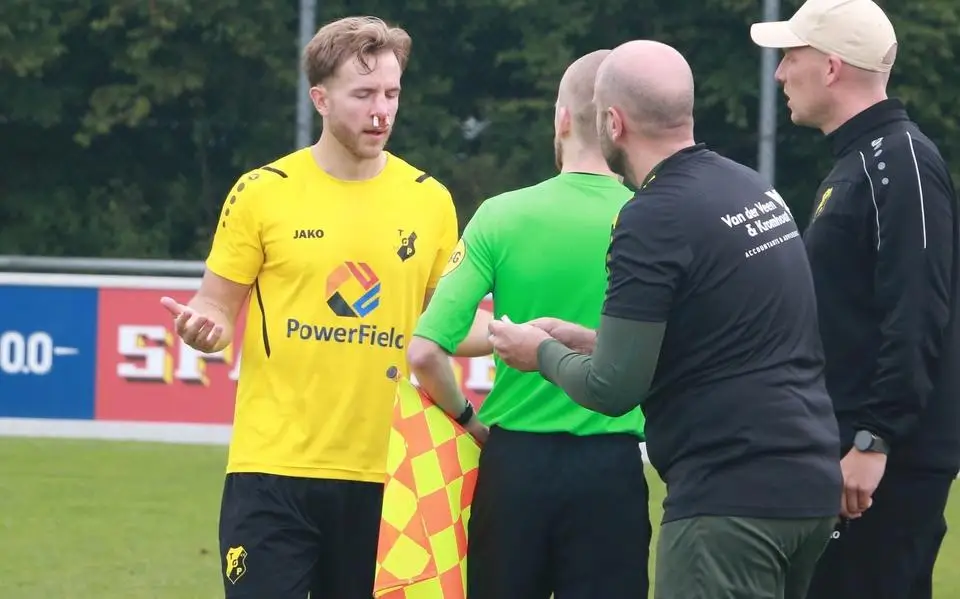 Geen promotie, maar wel een gebroken neus voor TOP’per Tom (25). ‘Toeschouwers hoorden het kraken’