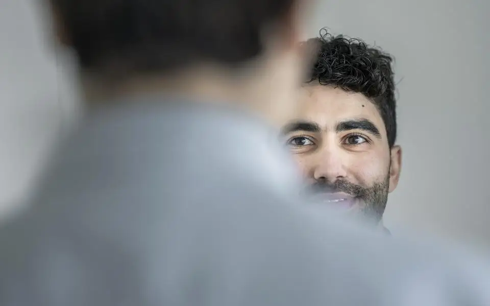 Shevger was pas 15 toen hij zonder ouders naar Nederland kwam. ‘Ik zat als kind tussen moordenaars in een Turkse gevangenis’