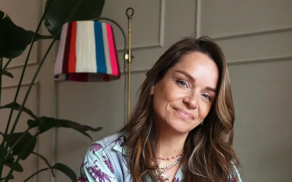 ‘Sproetjeskoningin’ Carmen (34) uit Leeuwarden tatoeëert handpoked sproetjes: ‘Vrouwen willen daarmee hun gezicht vieren’