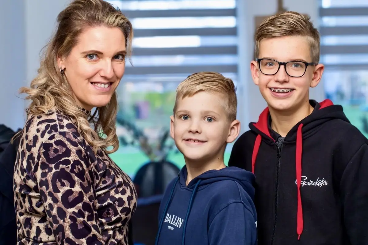Thomas (10) en Martijn (13) uit Kollumerzwaag werden gered met bloedtransfusies; hun moeder Petra (38) is nu bloeddonor