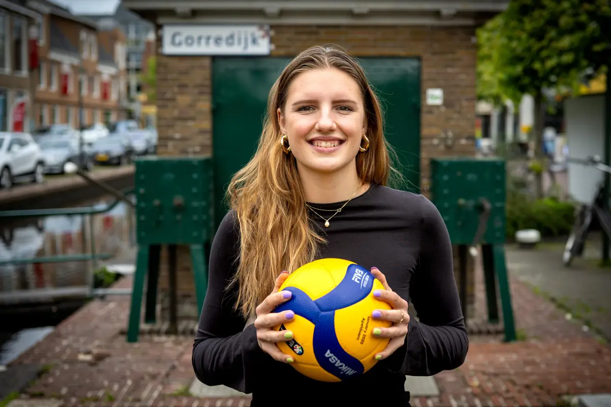 Volleybalster Hyke (22) uit Gorredijk geniet van elk punt dat ze speelt in Oranje. Ondertussen lonkt het volgende avontuur