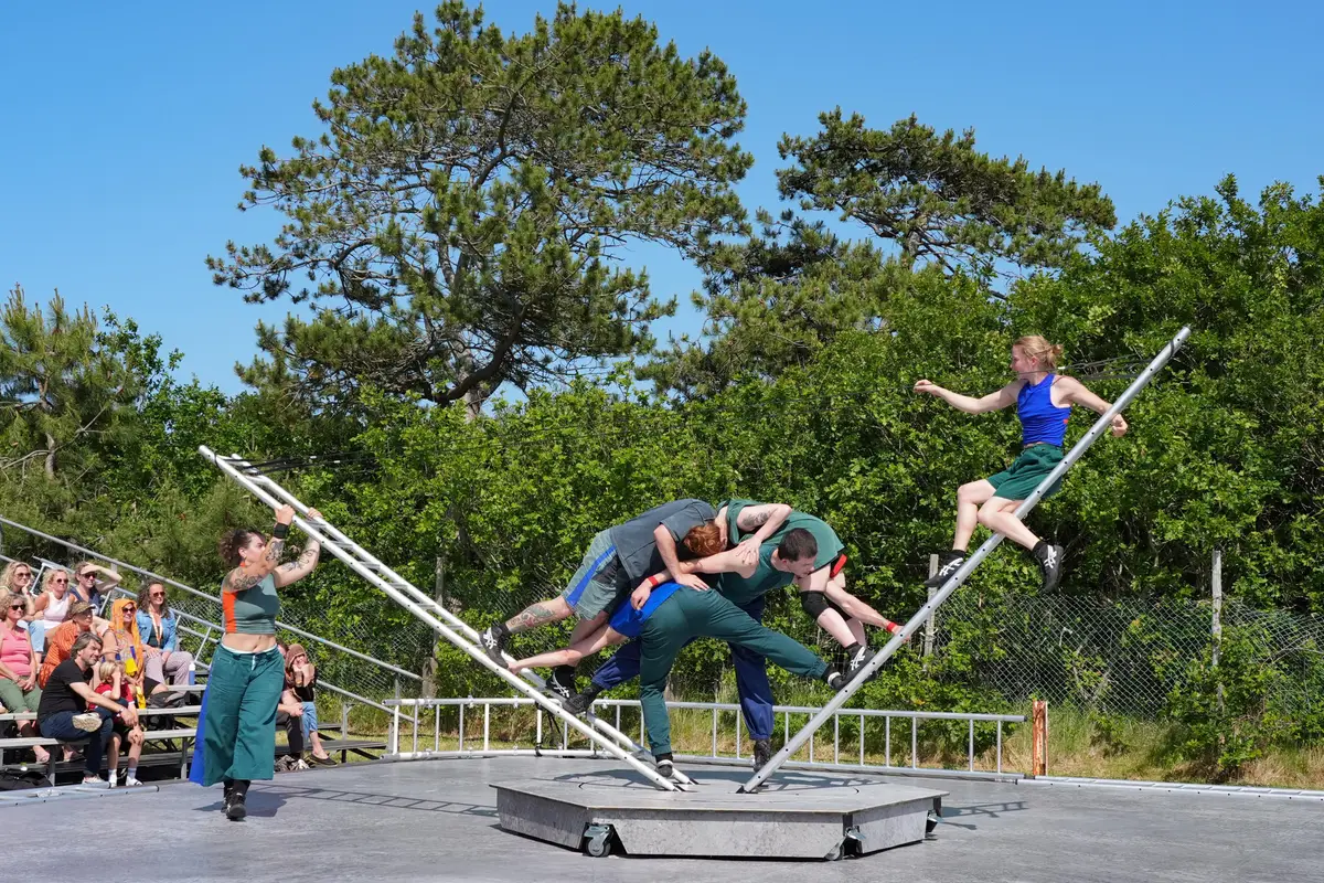 Oerol geopend op warm Terschelling: kunst als verzet en als ‘gelaagde festivalervaring’