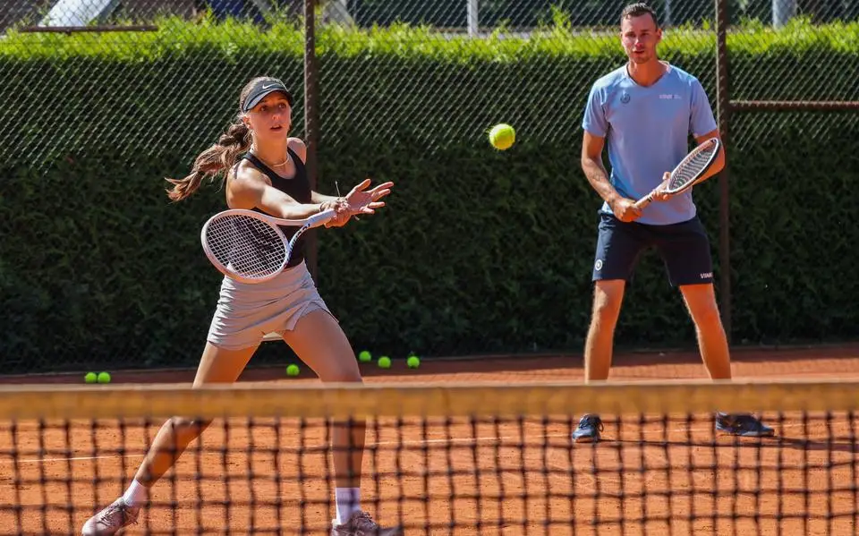 Tenniskampioen Annemijn (16) uit Heerenveen op weg naar de top. ‘Ik leer om meer op mezelf te vertrouwen’