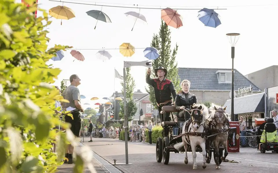 Paardengekletter in de winkelstraat van Surhuisterveen. Bekijk hier de foto’s