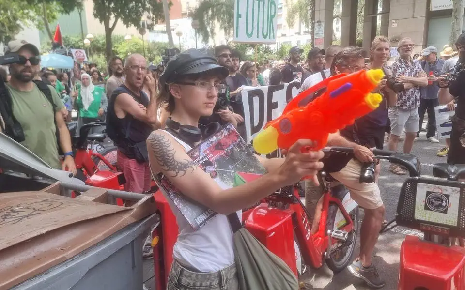 Massaal protest tegen toerisme in Barcelona: betogers spuiten vakantievierders op terrassen nat