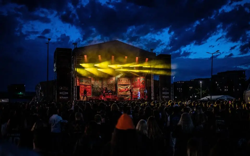 Opgaan in muziek en een lekker biertje, dat is metalfestival Into the Grave in Leeuwarden. ‘Dan maakt schaamte niet zoveel uit!’