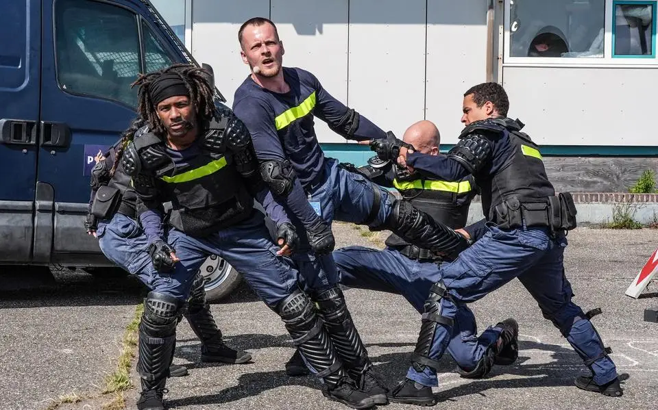 Oerol-voorstelling over eten: een bord vol schuld. Plus dansende agenten en armoedeporno