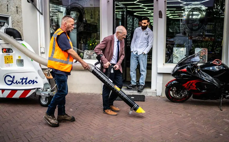 Dit is het nieuwe wapen in de strijd tegen sigarettenpeuken in Leeuwarden (en poep en glas lust hij ook)