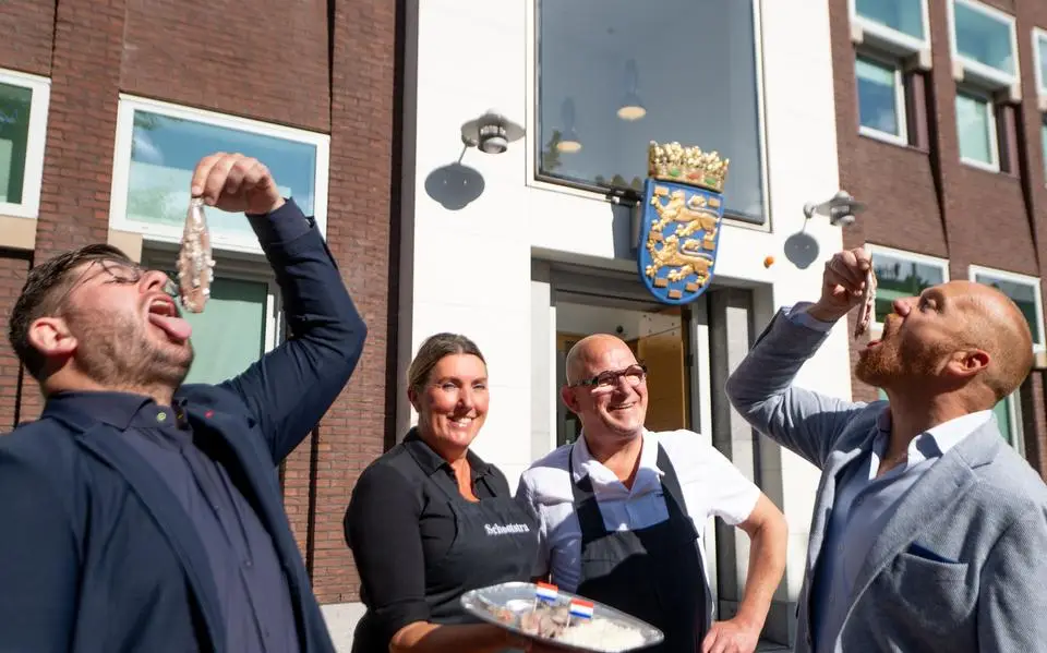 Visboer trakteert gedeputeerde en wethouder in Leeuwarden op Hollandse Nieuwe: ‘Laten we deze traditie in ere houden’