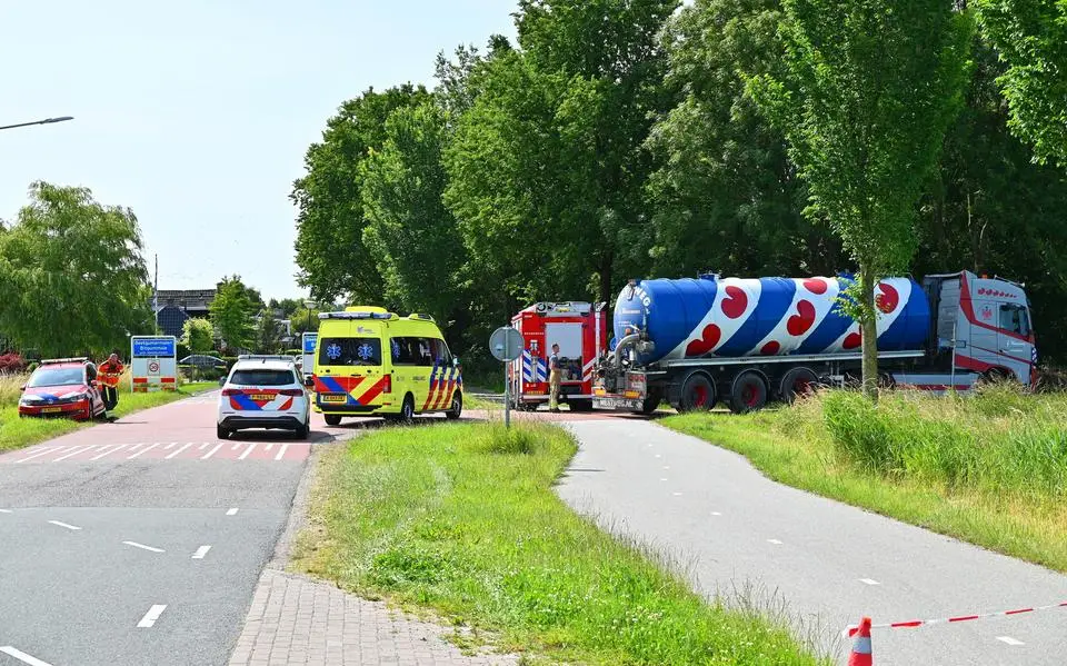 Fietser (47) uit Leeuwarden overleden bij ongeval met vrachtwagen in Bitgummole
