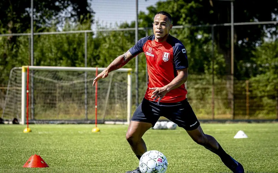 Waarom Lucas Bijker (32) vurig hoopt op een contract bij RKC Waalwijk: ‘Wil nog een keer vol voor deze kans gaan’