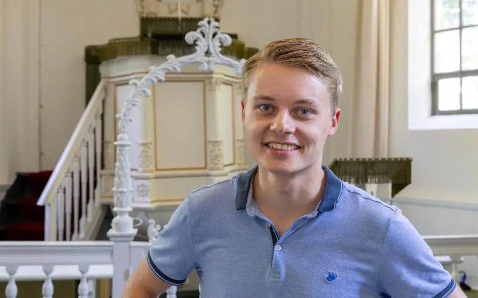 Colin (23) is niet gelovig, maar houdt wel de kerkvlam brandende. ‘Dy moat brâne bliuwe, oars is it foarby’