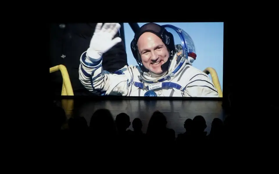 Astronaut André Kuipers schiet publiek vanuit Franeker de ruimte in, op de klanken van zijn muzikale idool