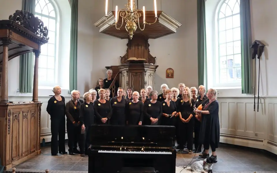 Metty (59) uit Raerd zingt smartlappen met het Klaagkoor: ‘Liedjes in andere talen leren vind ik de mooiste uitdaging’