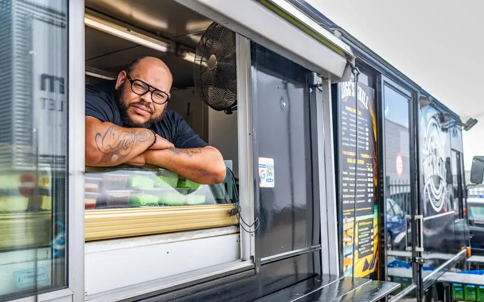 Een stukje Curaçao op een troosteloos industrieterrein in Leeuwarden. Deze foodtruck trekt liefhebbers uit het hele land