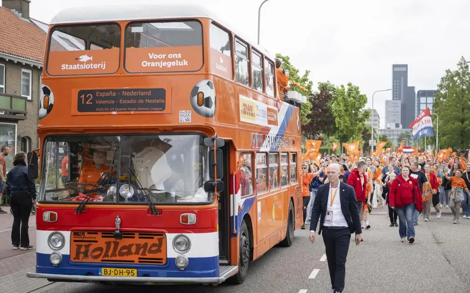 Supporters van de Oranje Leeuwinnen vermaken zich opperbest in Leeuwarden. Bekijk hier de foto’s