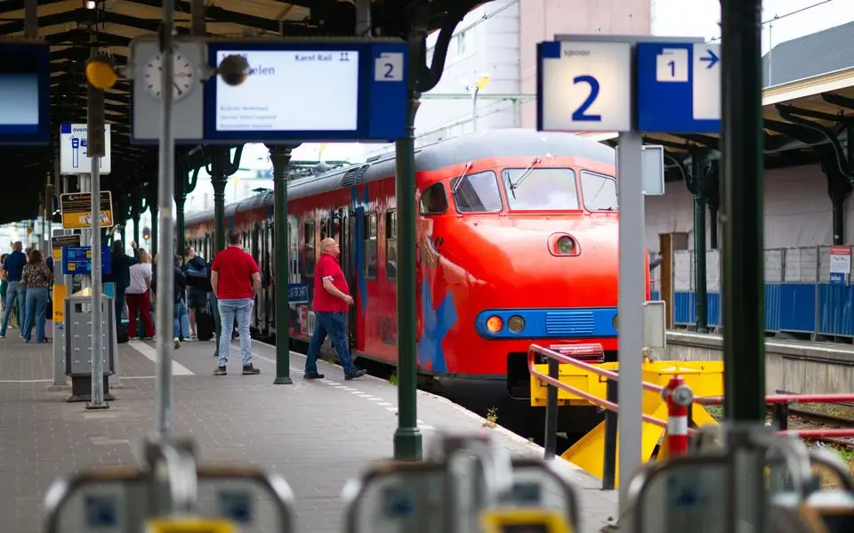 Waarom rijdt er opeens een historische Apekop-trein door Friesland? Zo zit het