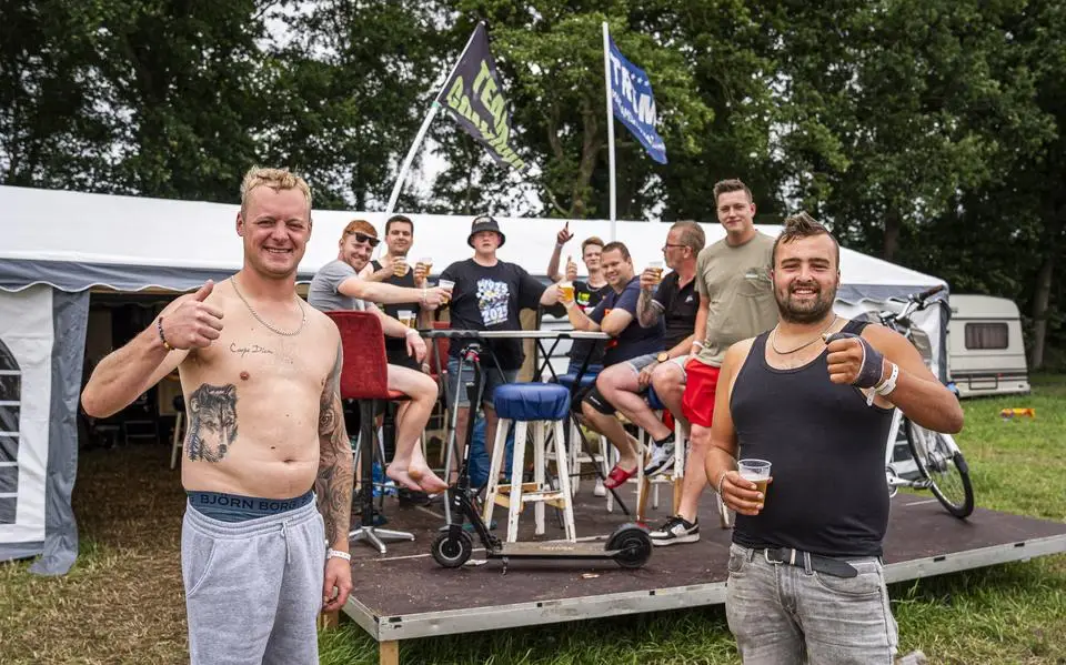 Friezen leven zich uit op TT-camping in Assen: ‘Lekker feeste, dom praat en bier drinke’
