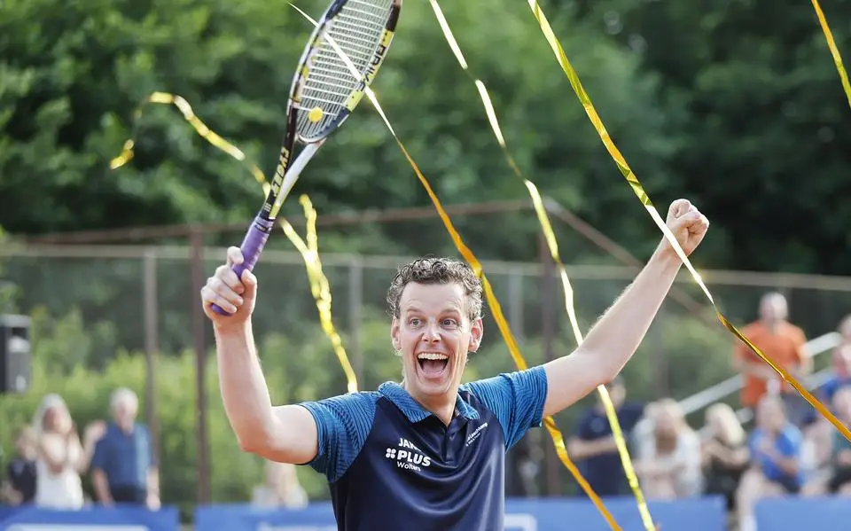 Hoe Floris (41) op de tennisbaan in Hurdegaryp 8000 euro rijker werd. ‘Wat is dit ongelooflijk mooi’