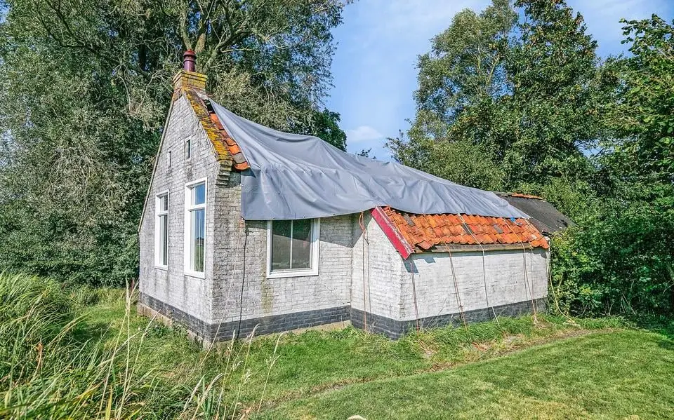 Het bijzondere verhaal achter dit bouwvallige huisje in Oosterzee: ‘Het is heel primitief’