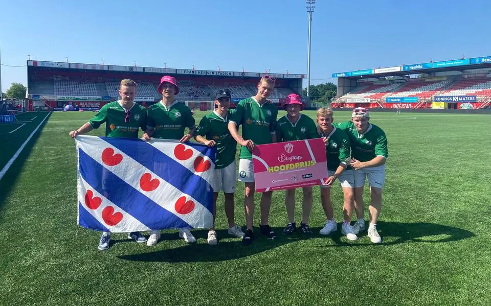 Dit mannenteam uit Harlingen voetbalt komend seizoen in EasyToys-roze
