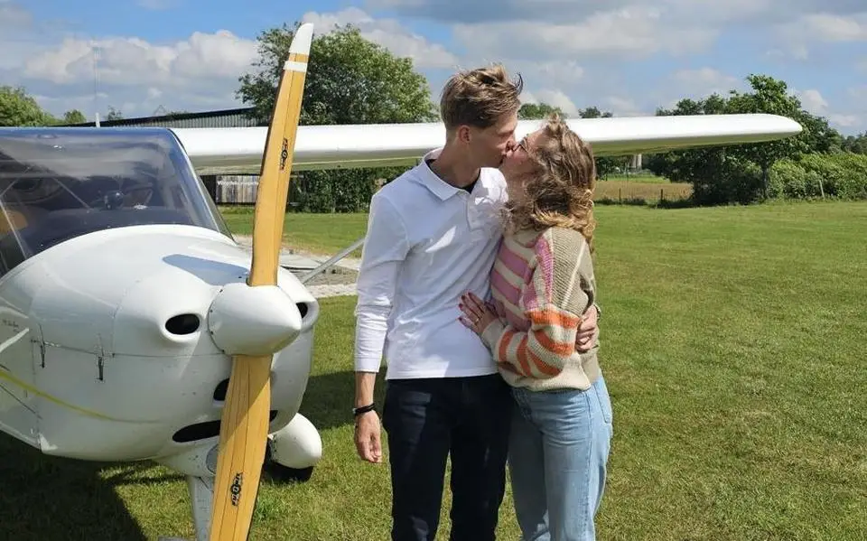 Liefde in de lucht bij Drachten: Matthias doet Margriet huwelijksaanzoek via verkeerstoren