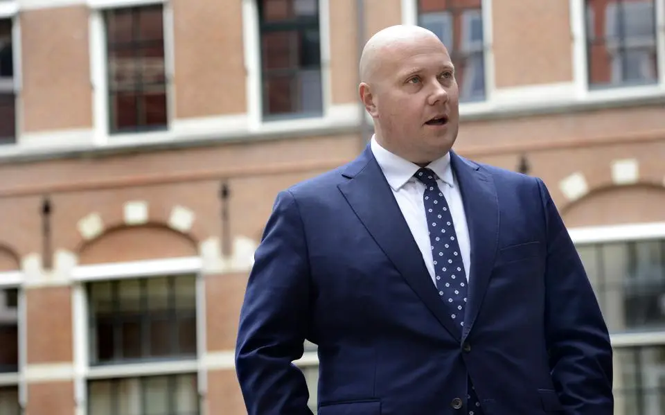 Nieuwe staatssecretaris Thierry Aartsen neemt boot naar Ameland zeer serieus. ‘Daarom ben ik als eerste hier’