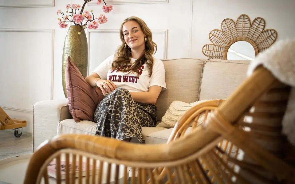 Hoe moet je jongvolwassen zijn in de huidige complexe wereld? Alisha (22) uit Leeuwarden heeft er een boek over geschreven