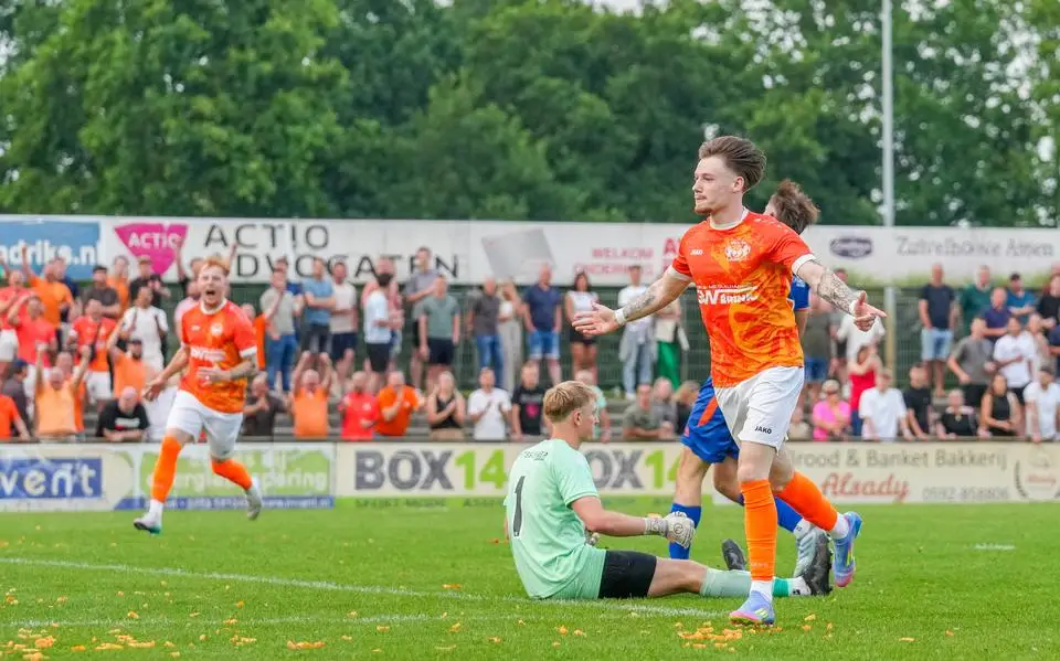 WKE ’16 uit Emmen schorst twee spelers en geeft zes supporters sportparkverbod: ‘We moeten wel’