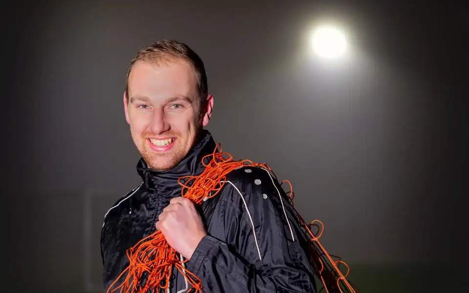 Anton Holtrop voorop in de polonaise bij DWP, De Boer neemt met opgeheven hoofd afscheid van Rijperkerk