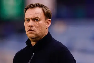 Voormalig PSV’er Hofland wil snel weer als trainer aan de slag, mogelijk op vertrouwd terrein: ‘Ben rustiger geworden’
