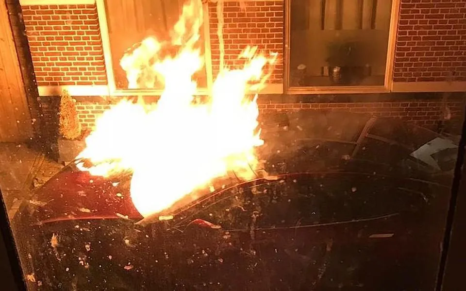 Jaren celstraf voor werfbaas uit Poppenwier die opdracht gaf voor Tesla-branden in Joure. ‘Meedogenloos’