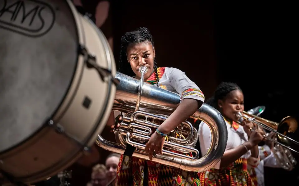 Van de slums naar het podium: Barbra (21) uit Oeganda speelt in de Oosterpoort in Groningen. ‘Muziek veranderde alles’