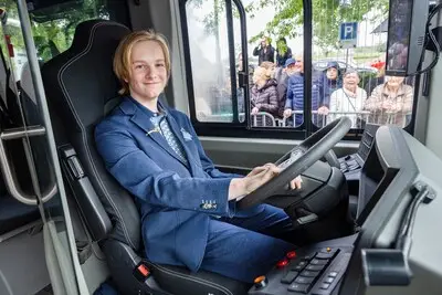Porsches en Bentleys? Nee hoor, Jasper (15) regelt een bus voor z’n eindexamengala