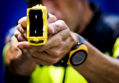 Man slaat met vuist richting politie in Tilburg