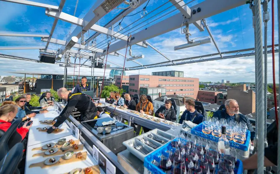 Zo is het om te borrelen, zwevend boven het Zaailand in Leeuwarden: ‘Dit moet je gedaan hebben’