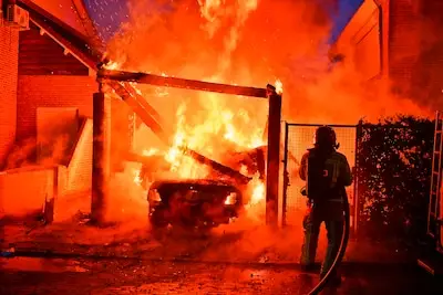 Man (58) steekt carport buurman in brand: straatgenoten weten eigen huis te redden