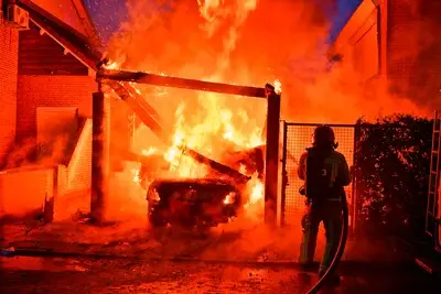 Martijn ging met de tuinslang in de weer om zijn eigen huis te redden van een aangestoken brand bij buren