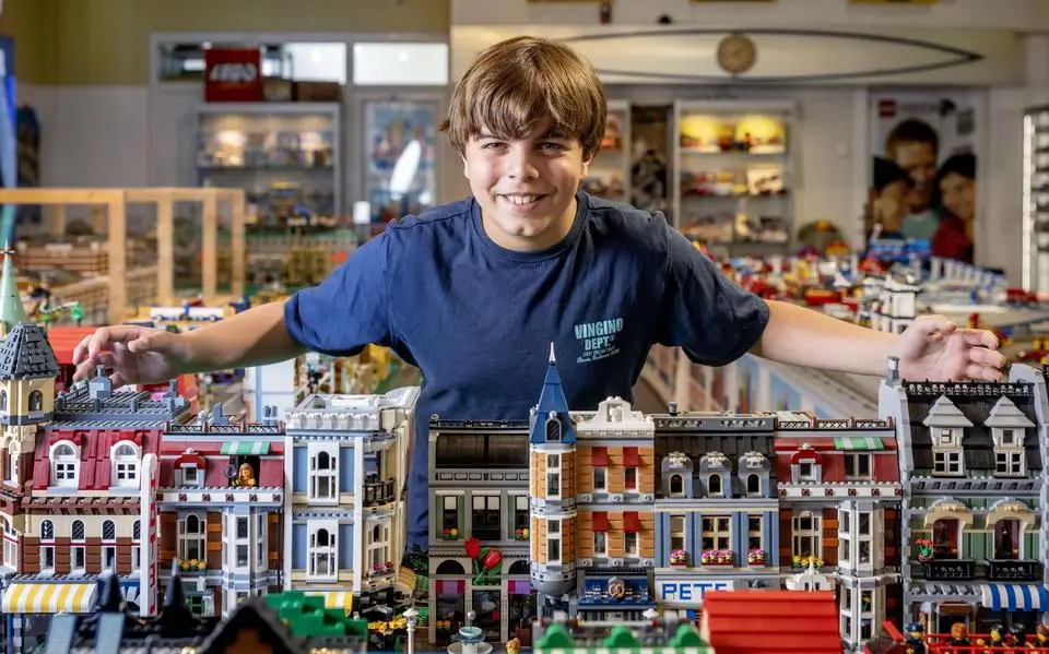 Hammada (12) uit Dokkum kijkt zijn ogen uit in ‘legoparadijs’ in Hoorn: ‘Geen scherm, maar bouwen’