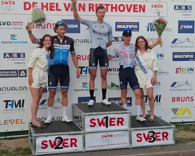 De ‘hel’ van Riethoven is even de hemel voor een jonge winnaar: vuurwerk, zoenen en een oppergevoel van geluk