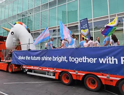 Hoe regenboogvriendelijk zijn grote bedrijven in de regio?