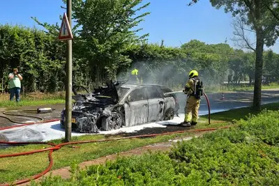 Auto volledig uitgebrand aan Weidedreef in Koudekerk aan den Rijn