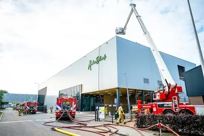 Brand op dak van fabriekspand aan de Belgielaan in Hazerswoude-Dorp, 130 medewerkers buiten opgevangen