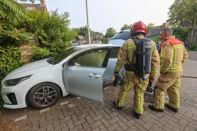 Auto beschadigd na smeulende brand in Eindhoven, twee geschrokken kinderen krijgen beer van politie