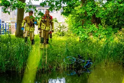 Duikers doorzoeken sloot na vondst kinderfiets in Alphen aan den Rijn